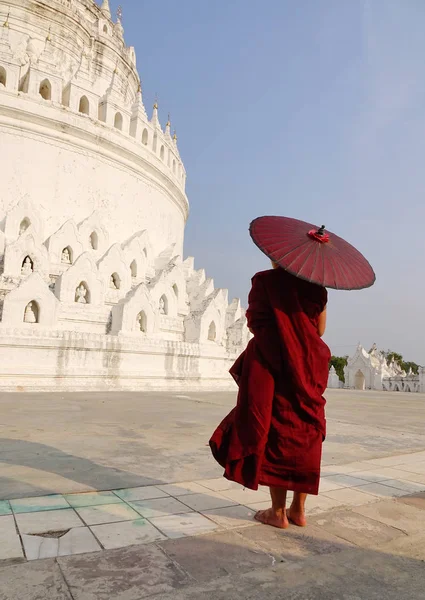 著パゴダの青い空の下 傘と赤いローブの僧侶 — ストック写真