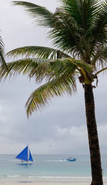 Teknelerden beyaz Beach Boracay, Filipinler turistlerle. Boracay bir tropik ada çarpıcı beyaz kumlu plajları tarafından çevrili olduğunu.