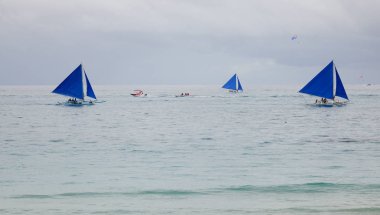 Boracay, Filipinler - 17 Aralık 2015. Teknelerden beyaz Beach Boracay, Filipinler turistlerle. Boracay aynı zamanda huzur ve gece hayatı için en iyi yerlerinden arasında ortaya çıkıyor.