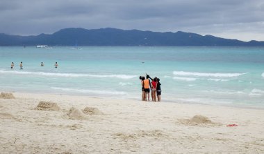 Boracay, Filipinler - 17 Aralık 2015. Turistler beyaz Beach Boracay, Filipinler. Boş zaman aktiviteleri üzerinde veya yakınında Boracay kullanılabilir dahil scuba dalış, Dalış kask, şnorkel.