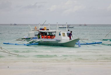 Boracay, Filipinler - 17 Aralık 2015. Turist tekneleri beyaz Beach Boracay, Filipinler yerleştirme. Boracay bir tropik ada çarpıcı beyaz kumlu plajları tarafından çevrili olduğunu.