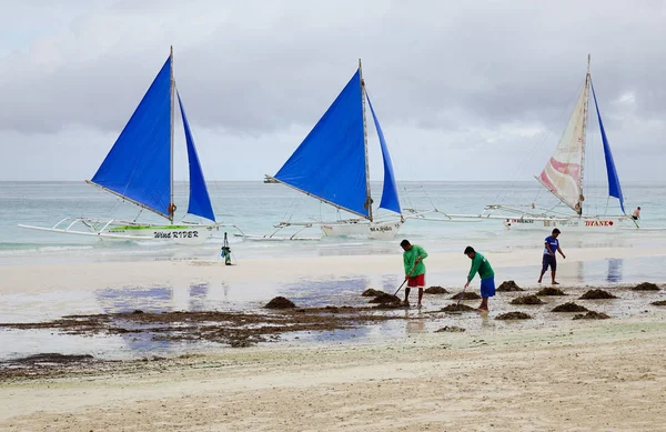 Boracay Φιλιππίνες Δεκ 2015 Τουρίστες Ιστιοφόρα Στην Παραλία Λευκή Boracay — Φωτογραφία Αρχείου