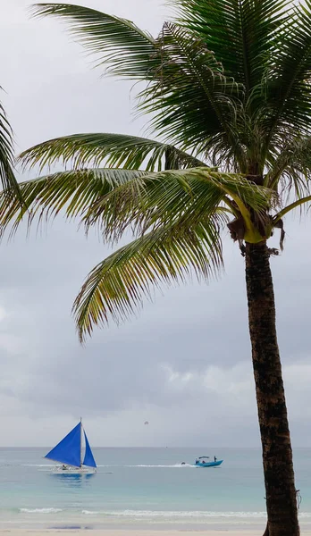 Teknelerden beyaz Beach Boracay, Filipinler turistlerle. Boracay bir tropik ada çarpıcı beyaz kumlu plajları tarafından çevrili olduğunu.