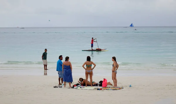 Boracay Filipinas Diciembre 2015 Turistas Con Veleros Playa Blanca Boracay — Foto de Stock