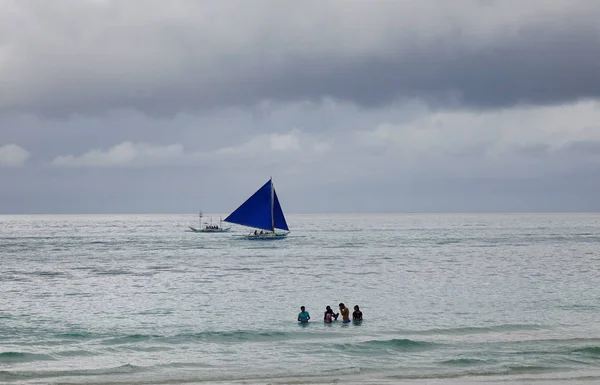 Boracay Filipíny Prosince 2015 Turisté Koupání Moři Boracay Filipíny Boracay — Stock fotografie