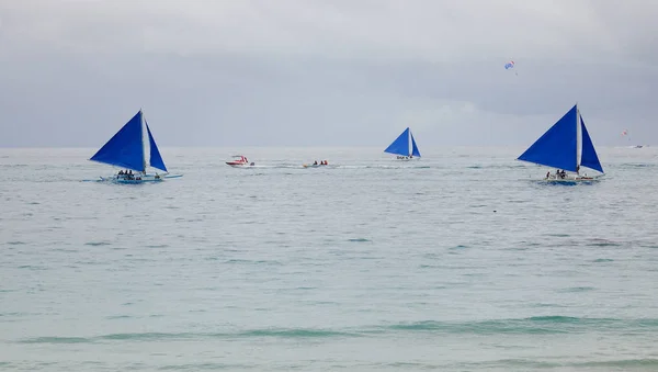 Boracay Filipinler Aralık 2015 Teknelerden Beyaz Beach Boracay Filipinler Turistlerle — Stok fotoğraf