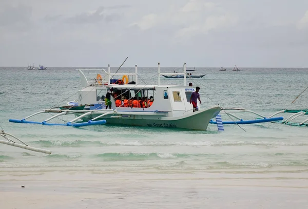 Boracay, Filipinler - 17 Aralık 2015. Turist tekneleri beyaz Beach Boracay, Filipinler yerleştirme. Boracay bir tropik ada çarpıcı beyaz kumlu plajları tarafından çevrili olduğunu.