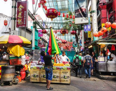 Kuala Lumpur, Malezya - 6 Haziran 2015. İnsanlar Chinatown, Kuala Lumpur, Malezya içinde belgili tanımlık çarşı. Ekonomik Hoteller ve ucuz gıda bu civarda çok sayıda bulunmaktadır.