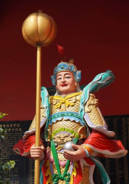 Kuala Lumpur, Malezya - 6 Haziran 2015. Tanrı heykeli de ana kapıda Guandi Tapınağı, Kuala Lumpur, Malezya metropol şehrin kalbinde bir Budist tapınağı.