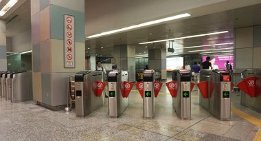 Kuala Lumpur, Malezya - 6 Haziran 2015. Kuala Lumpur, Malezya metro istasyonu'na giriş. KL Malezya sanat, medya, sigorta ve Finans merkezidir.