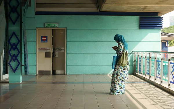 Куала Лумпур Малайзия Июня 2015 Женщина Ожидающая Станции Метро Куала — стоковое фото