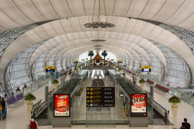 Bangkok, Tayland - 10 Kasım 2015. Suvarnabhumi Havaalanı, Bangkok gidiş salonunda içinde. Suvarnabhumi Havaalanı Bangkok hizmet veren iki Uluslararası Havaalanı biridir.