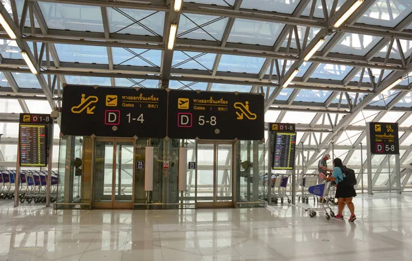 Bangkok Thailand Nov 2015 People Departure Hall Suvarnabhumi Airport Bangkok — Stock Photo, Image