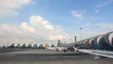 Bangkok, Tayland - 10 Kasım 2015. Bangkok Suvarnabhumi Airport adlı yerleştirme uçaklar. Suvarnabhumi Havaalanı Bangkok hizmet veren iki Uluslararası Havaalanı biridir.