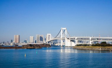 Gökkuşağı Köprüsü Tokyo Bay, Odaiba adadan göster. Odaiba yaklaşan 2020 Yaz Olimpiyatları'nda mekan yerlerden biridir.