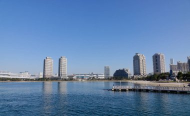 Tokyo, Japonya - 4 Ocak 2016. Tokyo Körfezi, Japonya Odaiba semtinde yer alan birçok modern binalar. Japonya'nın en önemli bağlantı noktası sayısını Tokyo Körfezi içinde yer alır.