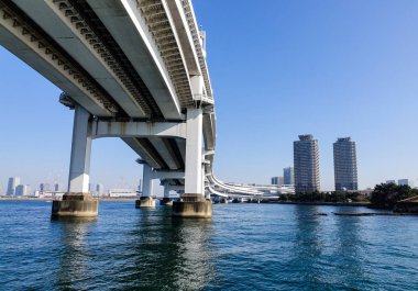 Tokyo, Japonya - 4 Ocak 2016. Gökkuşağı Köprüsü bölgesinde Odaiba, Tokyo Körfezi, Japonya, güneşli bir gün. Japonya'nın en önemli bağlantı noktası sayısını Tokyo Körfezi içinde yer alır.