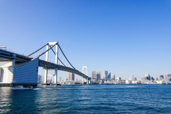 日本东京 2016年1月4日 彩虹桥与现代建筑背景在东京 从海上的旅游船上看风景 — 图库照片