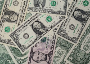 Amerikan banknotlar masanın üzerine dağılmış. Kapandı.