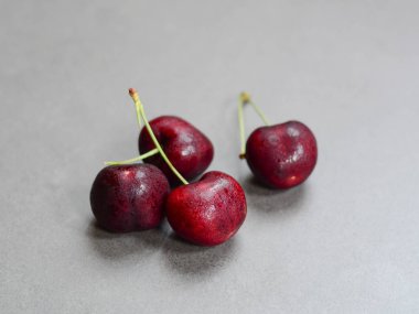 Taş yerdeki kadar kapalı Taze kiraz.