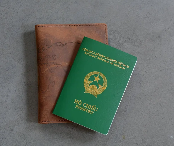 Vietnam pasaportu taş zemine bir cüzdan ile. Kapalı-up.