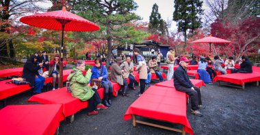 Kyoto, Japonya - 28 Kasım 2016. Eikando Zenrin-ji tapınak Kyoto, Japonya için oturan ve içme çay insanlar.