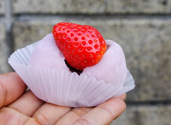 Makanan Penutup Tradisional Jepang Strawberry Mochi Ichigo Daifuku Atau Kue — Stok Foto