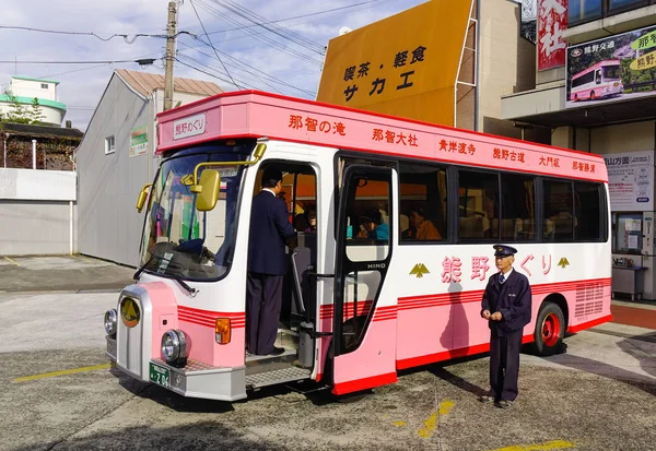 Kiikatsuura、日本の駅で観光バス — ストック写真
