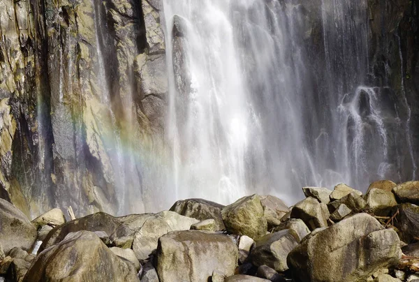 Водопад со скалами — стоковое фото