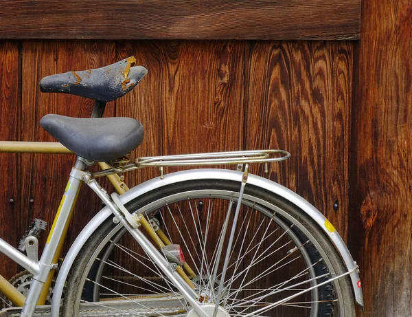 Stary rower na ścianę drewniane — Zdjęcie stockowe