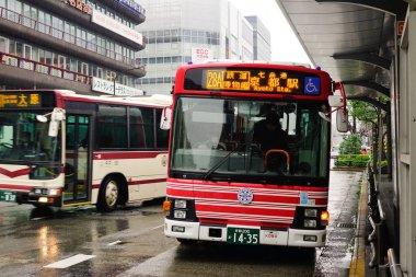 Kyoto, Japonya - 27 Kasım 2016. Bir otobüs istasyonu Kyoto, Japonya için durdurma. Kyoto Şehir otobüsleri büyük toplu taşıma Kyoto ortalaması bulunur. Otobüsler 1928 yılından bu yana faaliyet göstermekteyiz.