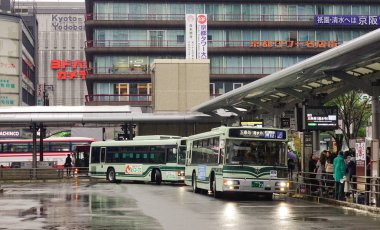 Kyoto, Japonya - 27 Kasım 2016. Otobüs İstasyonu Kyoto, Japonya için alan insanlar. Kyoto Şehir otobüsleri büyük toplu taşıma Kyoto ortalaması bulunur. Otobüsler 1928 yılından bu yana faaliyet göstermekteyiz.