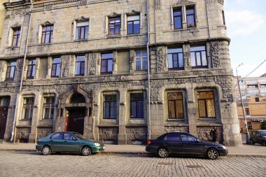 Vyborg, Rusya - 6 Ekim 2016. Vyborg şehir, Rusya eski dairesinde yakınındaki otopark arabalar. Bir önemli Ulaştırma Kavşağı'nda Rusya'nın kuzeybatı bölgesi Vyborg olduğunu.