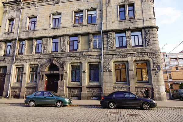 Vyborg Rusia Octubre 2016 Aparcamiento Coches Cerca Apartamento Antiguo Ciudad —  Fotos de Stock
