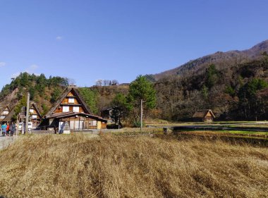 Gifu, Japonya - 2 Aralık 2016. Geleneksel ve tarihsel Japon köyünde Shirakawago güneşli gün Gifu, Japonya. Shirakawa-go Japans Unesco Dünya Mirasları biridir.