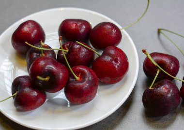 Taze kiraz meyve taş katta kapandı.
