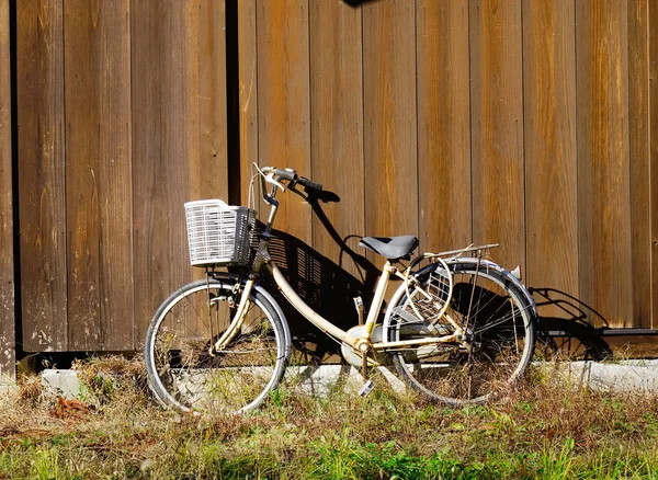 Bicicleta Vintage Pared Casa Madera Vintage Día Soleado — Foto de Stock