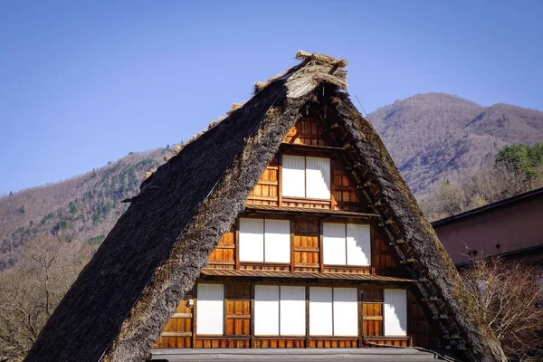 在日本岐阜市阳光明媚的日子里 日本历史上的白川乡村的一座木结构房屋的顶部 — 图库照片
