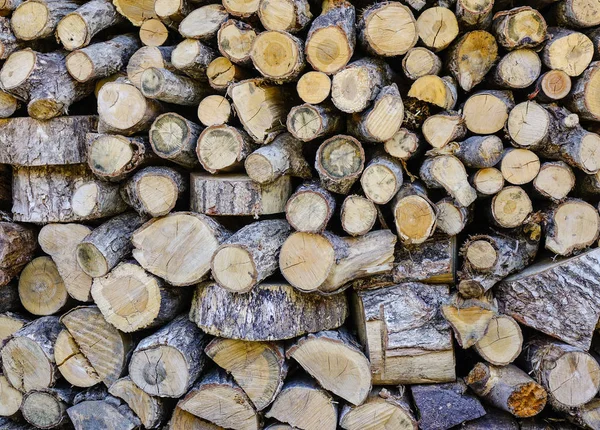 乾燥みじん切り薪ログの背景は 山で互いの上に積み上げ 冬の火災木製ストック — ストック写真