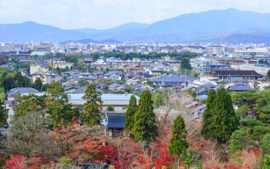 Kyoto, Japonya için sonbahar birçok bina ile dağ sahne. Güneşli bir günde tepenin üst görüntüleme.