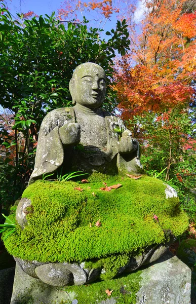 日本庭園 京都で公共の神社内で仏像彫刻 — ストック写真
