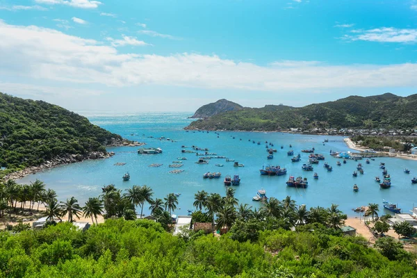 Güzel bir plaj ve güneşli bir gün denizde Vinh Hy Bay, Güney Vietnam.