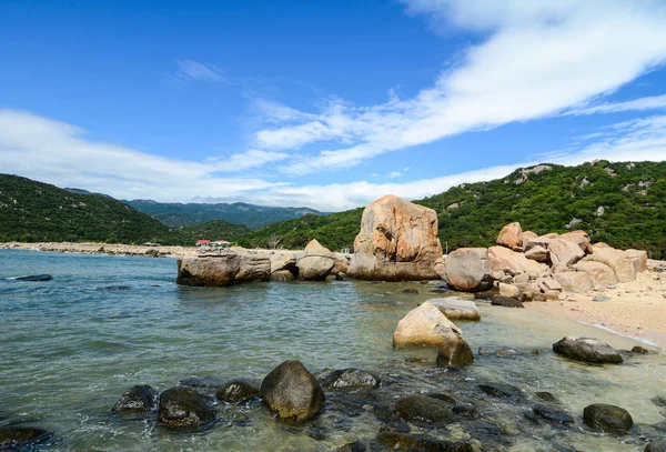 Güzel bir plaj ve güneşli bir gün denizde Nha Trang Bay, Güney Vietnam.