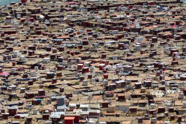Yarchen Gar Manastırı Garze Tibet, Sichuan, Çin'de birçok shacks güncellenmiştir. Yarchen Gar 10.000 rahipler ve rahibeler, muhtemelen dünyanın en büyük Manastırı yapma hakkına sahiptir bildirilmektedir.