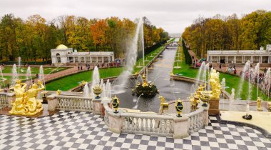 St. Petersburg, Rusya - 9 Ekim 2016. Grand Cascade ve Samson Çeşme Peterhof Sankt Petersburg, Rusya. Sarayı-ensemble UNESCO tarafından kabul edilmektedir.