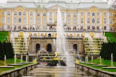St. Petersburg, Rusya - 9 Ekim 2016. Grand Peterhof Sarayı ve Grand Cascade adlı Peterhof Sankt Petersburg, Rusya. Grand Cascade bir Louis XIV için inşa üzerinde modellenmiş.