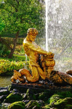 St. Petersburg, Rusya - 9 Ekim 2016. Bir çeşme ile Tanrı heykeli Peterhof Garden Saint Petersburg, Rusya Federasyonu. Bahçeler, bazen 