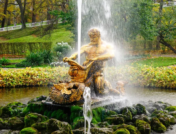 São Petersburgo Rússia Outubro 2016 Fonte Com Estátua Deus Jardim — Fotografia de Stock