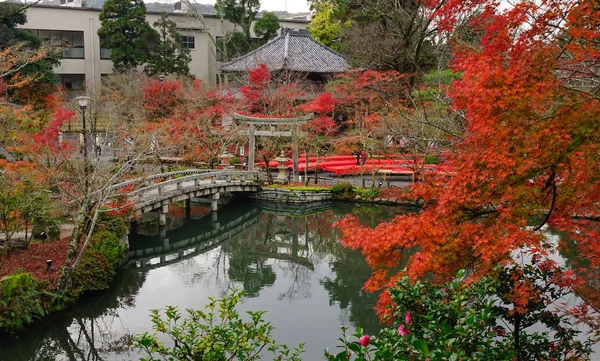 Sonbahar sahne bir küçük ahşap tapınak ve göl Kyoto, Japonya.