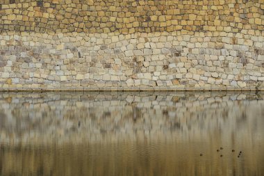 Japonya'nın Osaka koru kanal Japon kale antik taş duvar.